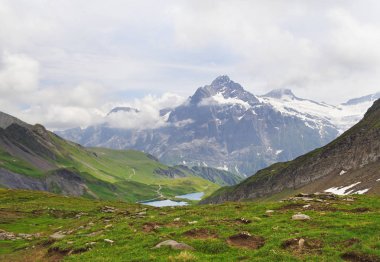 Dağ doruklarına ve dağ gölü. Arka plan manzara. Bachalpsee Gölü, Grindelwald, Bernese highland. Alpler, turizm, yolculuk yürüyüş kavramı