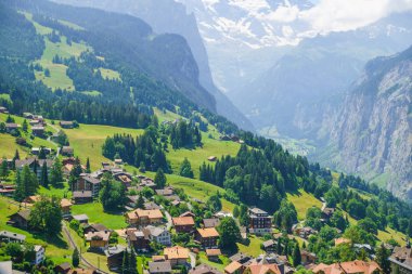 Dağ doruklarına arka plan manzara. Lauterbrunnen, Jungfrau, Bernese highland. Alpler, turizm yolculuk yürüyüş kavramı