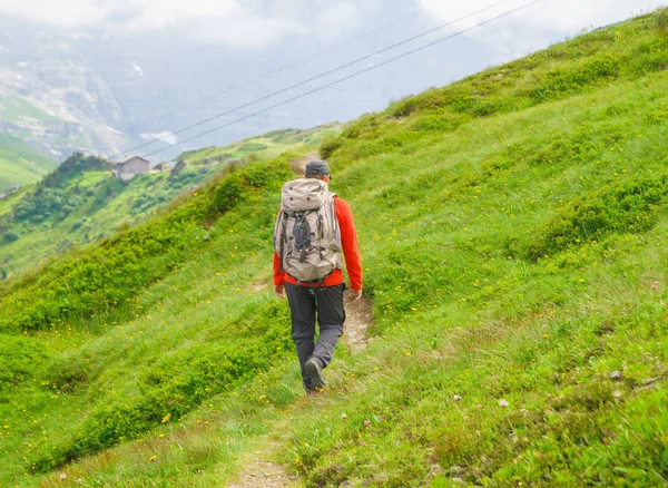 Turista Cestuje Alpách Alpské Vrcholy Krajinné Pozadí Jungfrau Bernese Highland — Stock fotografie