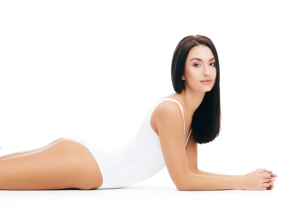Giovane, in forma e bella ragazza bruna in costume da bagno bianco — Foto Stock