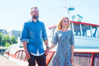 Sevgi dolu genç iskele yürüme çift. Tarihi açık olan kadın ve erkek. Aşk ve ilişkiler kavramı.