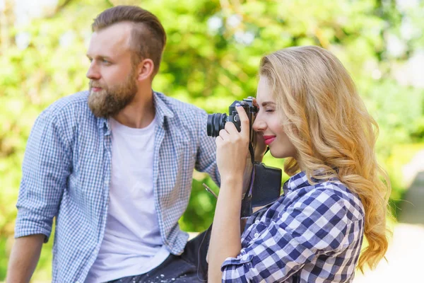 Hombre Mujer Teniendo Citas Aire Libre Chica Ingenio Una Cámara — Foto de Stock