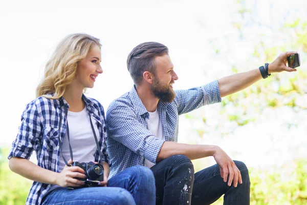 Kochający Para Podejmowania Selfie Zdjęcie Młodego Odkryty Koncepcja Miłości Stosunków — Zdjęcie stockowe