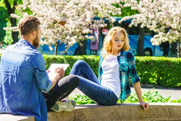 Jonge Gelukkig Liefdevol Paar Met Datum Stad Betrekkingen Vriendschap Liefde — Stockfoto