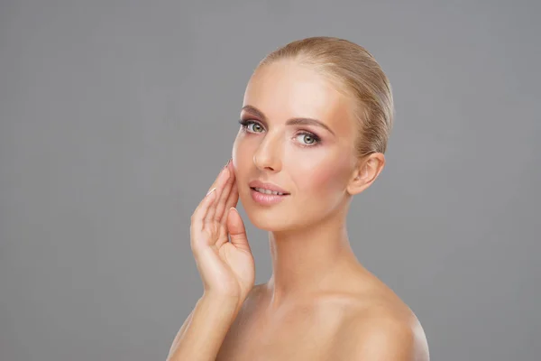 Mooi Gezicht Van Jong Gezond Meisje Grijze Achtergrond Huid Verzorging — Stockfoto