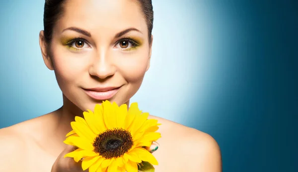 Porträt Einer Schönen Frau Und Einer Gelben Sonnenblume Vor Blauem — Stockfoto