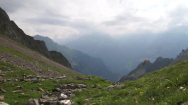 Dağ doruklarına arka plan manzara. Jungfrau, Bernese highland. Alpler, turizm, seyahat ve macera kavramı hiking