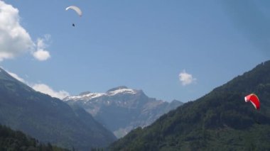 Planör dağlarda. Dağ doruklarına arka plan manzara. Jungfrau, Bernese highland. Alpler, turizm, yolculuk yürüyüş kavramı