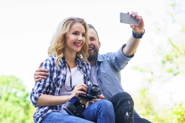 若い愛するカップル作る Selfie 写真屋外 愛と関係と日付の概念 — ストック写真