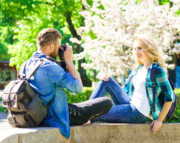 Jovem Feliz Casal Amoroso Ter Encontro Cidade Relações Amizade Conceito — Fotografia de Stock