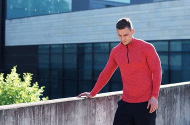 Genç ve spor giyim açık eğitim sportif adam. Yakışıklı ve formda adam sokakta. Spor, sağlık, fitness ve atletizm.