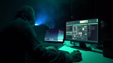 Aranan hackerlar virüs fidye yazılımını bodrumdaki bilgisayar ve dizüstü bilgisayarlarla kodluyorlar. Siber saldırı, sistem kırma ve kötü amaçlı yazılım kavramı.
