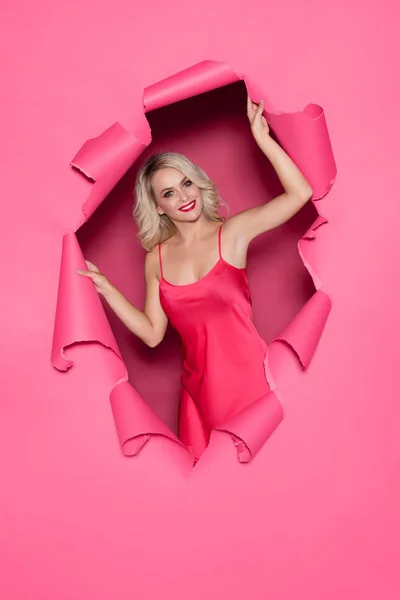 Mulher Jovem Bonita Vestido Rosa Sobre Papel Rasgado Fundo Conceito — Fotografia de Stock