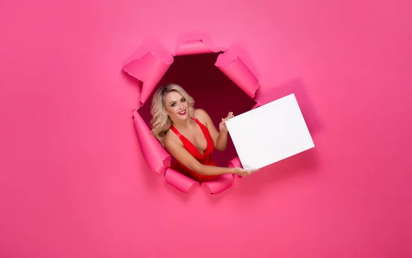 Mujer Joven Hermosa Vestido Rosa Sosteniendo Pancarta Papel Sobre Fondo — Foto de Stock