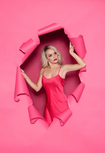 Mujer Joven Hermosa Vestido Rosa Sobre Fondo Papel Roto Concepto — Foto de Stock