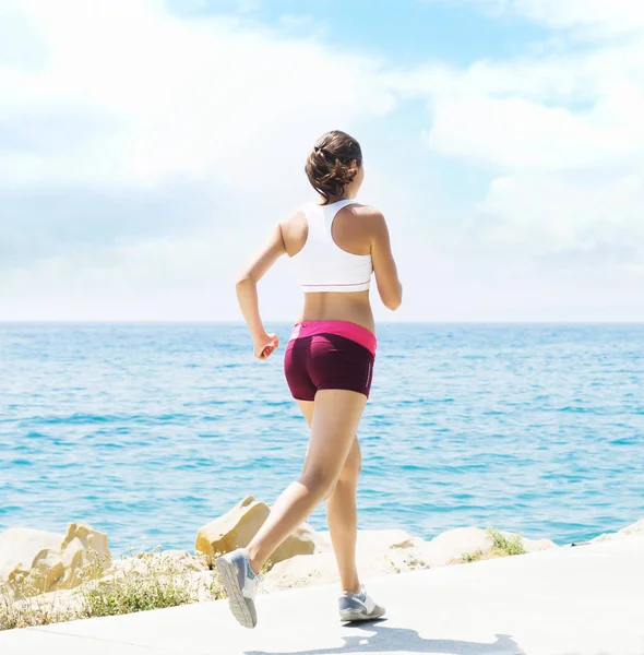 スポーツ 有酸素運動 ジョギング フィットネスの概念 合う若者や屋外を実行するスポーティな女性 — ストック写真