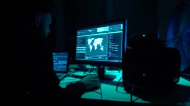 Internet dolandırıcılığı, darknet, veri hırsızlar, cybergrime kavramı. Sunucu hükümet hacker saldırı. Tehlikeli suçlular virüs programları Bodrum katında kodlama.