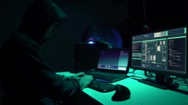 Internet dolandırıcılığı, darknet, veri hırsızlar, cybergrime kavramı. Sunucu hükümet hacker saldırı. Tehlikeli suçlular virüs programları Bodrum katında kodlama.