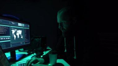 Internet dolandırıcılığı, darknet, veri hırsızlar, cybergrime kavramı. Sunucu hükümet hacker saldırı. Tehlikeli suçlular virüs programları Bodrum katında kodlama.