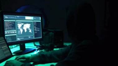 Internet dolandırıcılığı, darknet, veri hırsızlar, cybergrime kavramı. Sunucu hükümet hacker saldırı. Tehlikeli suçlular virüs programları Bodrum katında kodlama.