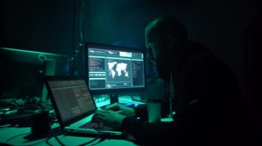 Bilgisayar korsanları virüs yazılımı ve arayüzü kullanarak kripto para dolandırıcılığı yapıyorlar. Bloke zincir siber saldırı, ddos ve kötü amaçlı yazılım konsepti. Yeraltı ofisi geçmişi.