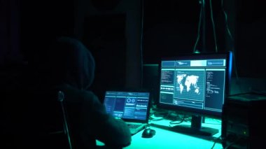 Bilgisayar korsanları virüs yazılımı ve arayüzü kullanarak kripto para dolandırıcılığı yapıyorlar. Bloke zincir siber saldırı, ddos ve kötü amaçlı yazılım konsepti. Yeraltı ofisi geçmişi.