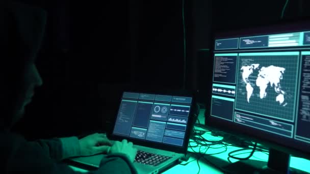 Gezocht Hackers Coderen Virus Ransomware Met Behulp Van Laptops Computers — Stockvideo