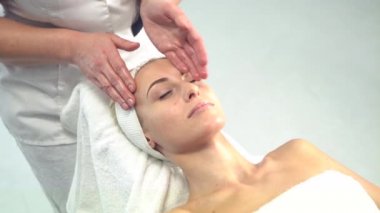 Beyaz arka plan üzerinde kaplıca tedavisi alma genç çekici kadın. Masaj, gençleştirme ve sağlık kavramı.