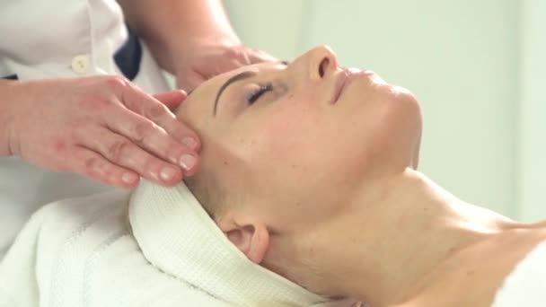Junge Attraktive Frau Bekommt Wellness Behandlung Vor Weißem Hintergrund Massage — Stockvideo