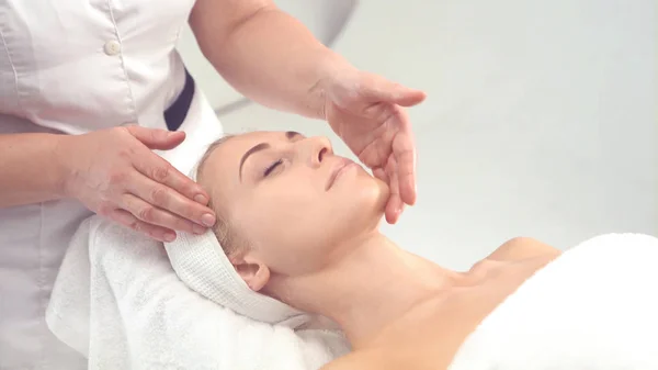 Junge Attraktive Frau Bekommt Wellness Behandlung Vor Weißem Hintergrund Massage — Stockfoto