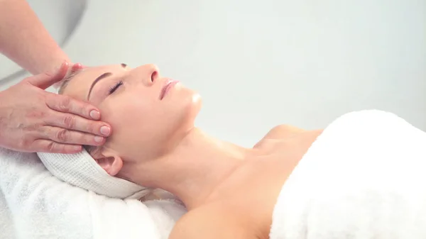 Young attractive woman getting spa treatment over white background. — Stock Photo, Image