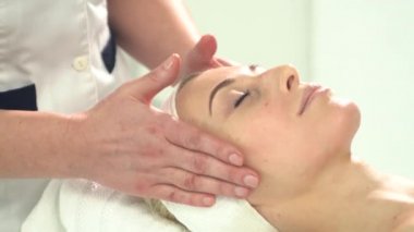 Beyaz arka plan üzerinde kaplıca tedavisi alma genç çekici kadın. Masaj, gençleştirme ve sağlık kavramı.