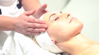 Beyaz arka plan üzerinde kaplıca tedavisi alma genç çekici kadın. Masaj, gençleştirme ve sağlık kavramı.