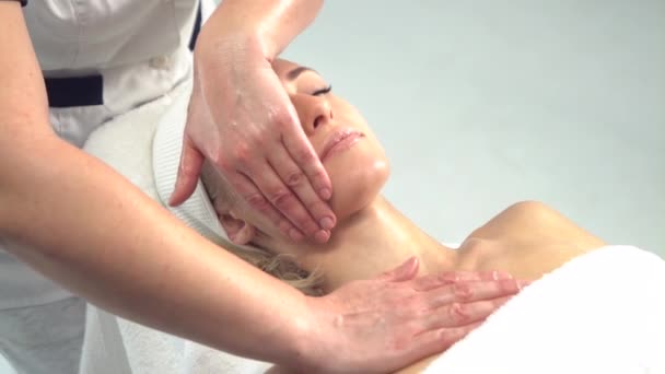 Giovane Donna Attraente Ottenere Trattamento Termale Sfondo Bianco Massaggio Ringiovanimento — Video Stock