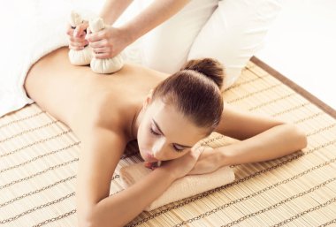 Genç kadın Spa Close-up. Geleneksel tedavi şifa ve üzerinde beyaz izole Tedaviler masaj. Sağlık ve cilt bakımı, Masaj ve rekreasyon kavramı.