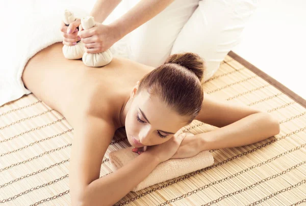 Close Van Jonge Vrouw Spa Traditionele Genezing Van Therapie Massage — Stockfoto