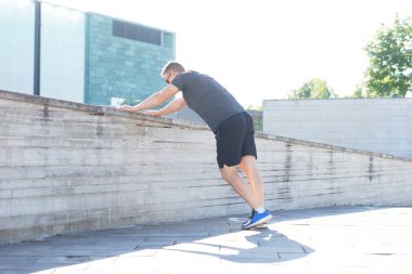 Genç ve spor giyim açık eğitim sportif adam. Spor, sağlık, atletizm.