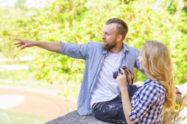 Tarihi açık olan kadın ve erkek. Kız wit bir fotoğraf makinesi ve onun erkek arkadaşı.