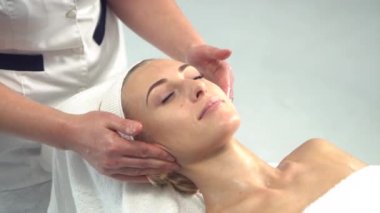 Beyaz arka plan üzerinde kaplıca tedavisi alma genç çekici kadın. Masaj, gençleştirme ve sağlık kavramı.