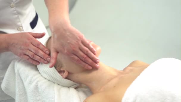 Junge Attraktive Frau Bekommt Wellness Behandlung Vor Weißem Hintergrund Massage — Stockvideo