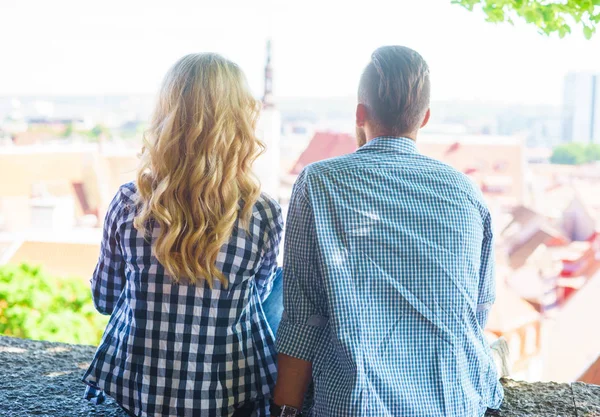 Jovem Casal Amoroso Viajando Para Tallinn Homem Mulher Num Ponto — Fotografia de Stock