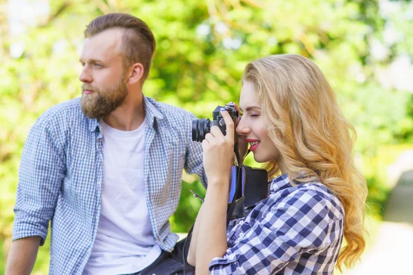 Férfi Dátum Szabadtéri Lány Szellemesség Egy Fényképezőgép Barátja Pár Parkban — Stock Fotó