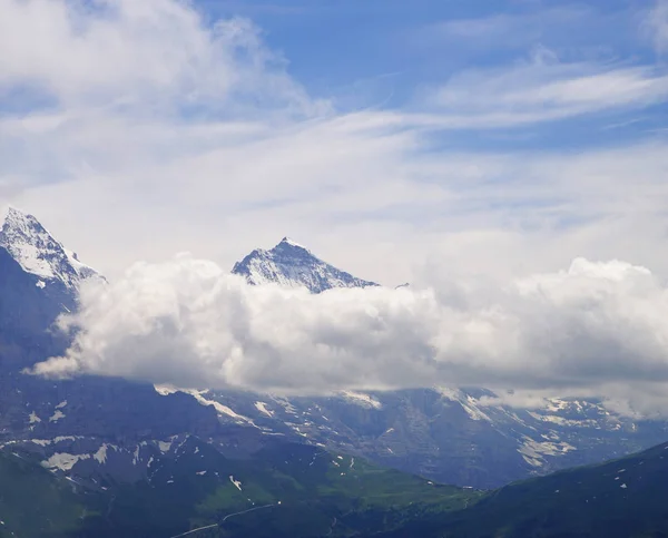 グリンデルワルトとユングフラウのアルプス山脈 ベルナー 高原の風景の背景 アルプス ハイキングのコンセプト — ストック写真