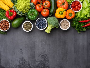 Maddeleri yeme sağlıklı: taze sebze, meyve ve superfood. Beslenme, diyet, vegan gıda kavramı