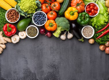 Maddeleri yeme sağlıklı: taze sebze, meyve ve superfood. Beslenme, diyet, vegan gıda kavramı