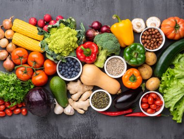 Maddeleri yeme sağlıklı: taze sebze, meyve ve superfood. Beslenme, diyet, vegan gıda kavramı