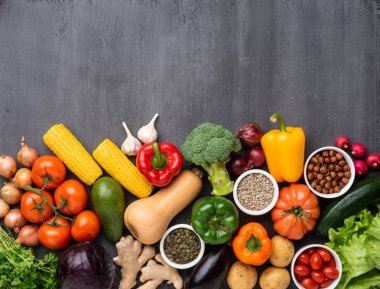 Maddeleri yeme sağlıklı: taze sebze, meyve ve superfood. Beslenme, diyet, vegan gıda kavramı