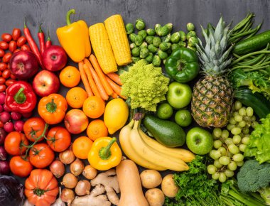 Maddeleri yeme sağlıklı: taze sebze, meyve ve superfood. Beslenme, diyet, vegan gıda kavramı