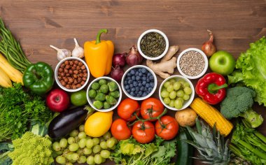 Maddeleri yeme sağlıklı: taze sebze, meyve ve superfood. Beslenme, diyet, vegan gıda kavramı