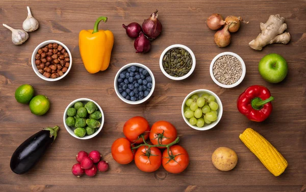 Healthy eating ingredients: fresh vegetables, fruits and superfood. Nutrition, diet, vegan food concept — Stock Photo, Image